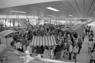 849723 Afbeelding van de grote publieke belangstelling in de hal van het N.S.-station Duivendrecht te Duivendrecht, ...